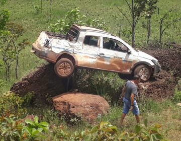 Carro perde controle e para em cima de rochas