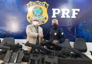 PRF dá submetralhadoras, pistolas e viatura à Polícia Civil