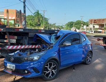 Passageira de carro que colidiu com caminhão não resiste aos ferimentos