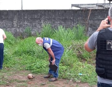 Corpo em decomposição é achado ao lado de campo de futebol