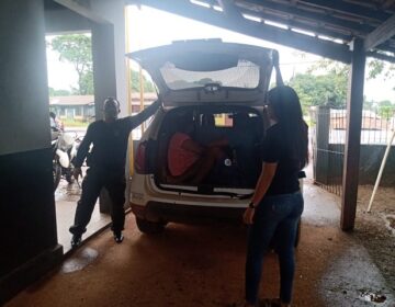Ao ver a polícia, mulher tenta esconder droga no cabelo