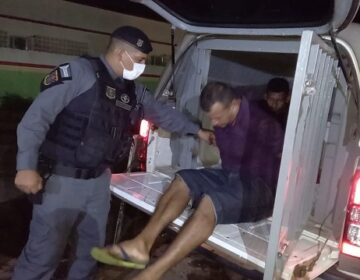 ‘Ronco’ do motor acorda dono, que aciona PM e dupla é presa com carro furtado