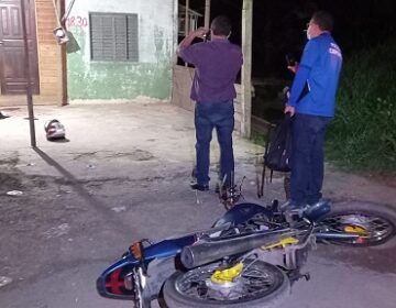 Dupla descarrega duas pistolas em segurança de loja
