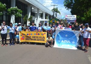 Pela 3ª vez, manifestantes reivindicam especialistas para autistas no Amapá