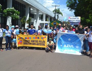 Pela 3ª vez, manifestantes reivindicam especialistas para autistas no Amapá