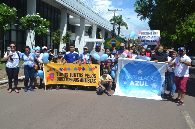 Pela 3ª vez, manifestantes reivindicam especialistas para autistas no Amapá