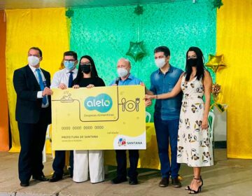 Em Santana, cartões de compras são entregues a famílias