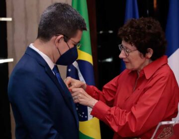Senador do Amapá é condecorado com a maior honraria da França