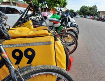 Lei que garante direitos e auxílio a entregadores é sancionada após relatório de Randolfe