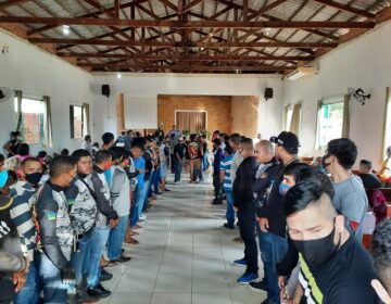 Dor e pedidos de justiça marcam despedida de motoboy atropelado