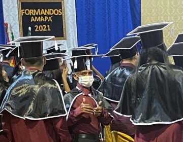Após trabalhar pra ter filhos na faculdade, idoso de 63 anos conclui ensino médio