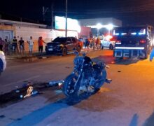 Condutor de moto é arrastado no asfalto por caminhão caçamba e não resiste
