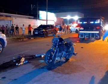 Condutor de moto é arrastado no asfalto por caminhão caçamba e não resiste