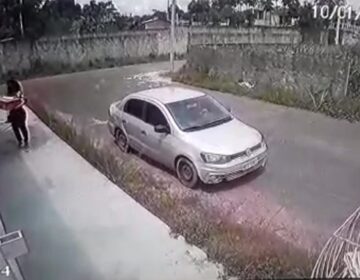 Mulher simula entrega, vítima abre a porta e quadrilha de assaltantes surge