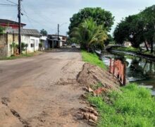 Após morte de motorista em canal, Prefeitura de Macapá corrige erosão em via