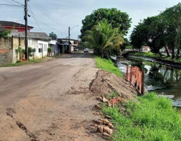 Após morte de motorista em canal, Prefeitura de Macapá corrige erosão em via