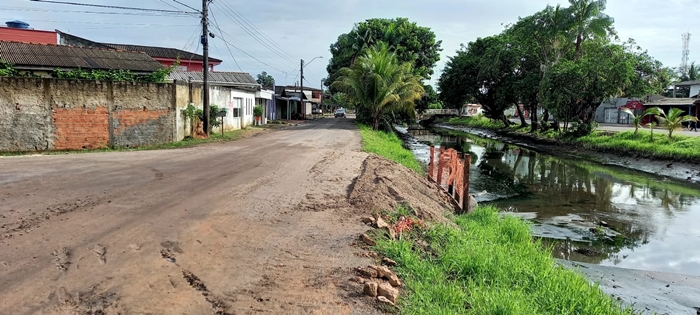 Após morte de motorista em canal, Prefeitura de Macapá corrige erosão em via
