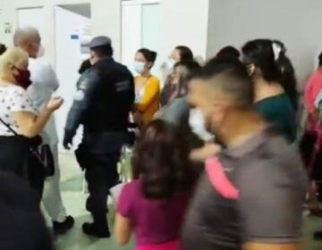 Cansados e com baixo efetivo, profissionais de saúde são hostilizados na nova onda de covid