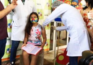 1ª criança é vacinada contra covid-19 no Amapá
