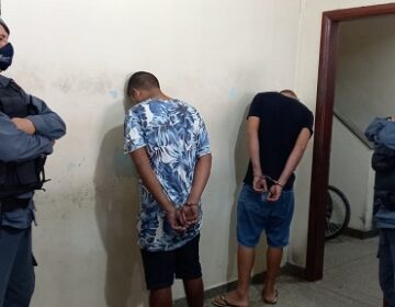 Dupla com passagens por roubo é presa com 200 porções de crack e maconha