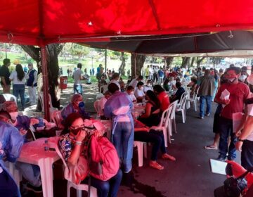 Procura por teste gratuito causa filas gigantescas em Macapá