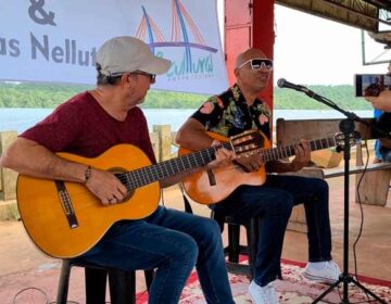 Na beira do rio: Finéias e Enrico fazem apresentação emocionante para moradores de Oiapoque; ASSISTA