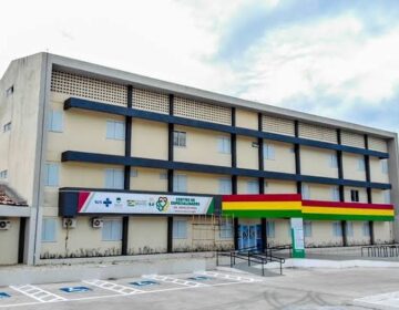 Menino de 2 anos morre engasgado com tampa de refrigerante