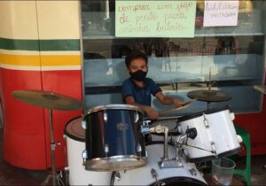 Aos 10 anos, garoto mostra talento em praça para comprar novos 'pratos' de bateria