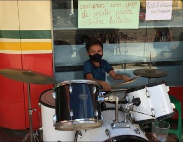 Aos 10 anos, garoto mostra talento em praça para comprar novos ‘pratos’ de bateria