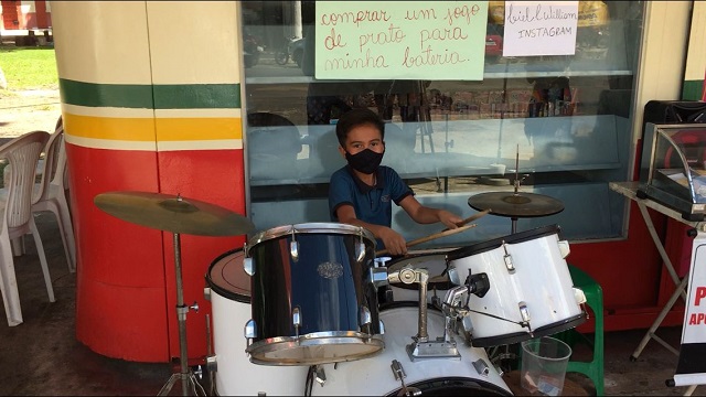 Aos 10 anos, garoto mostra talento em praça para comprar novos ‘pratos’ de bateria