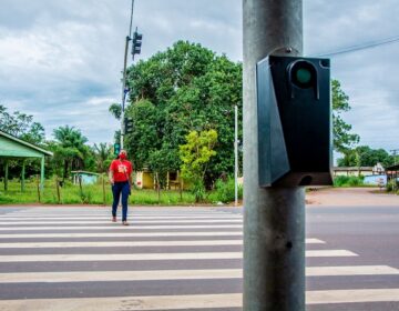 Após acidentes e morte, semáforo controlado por pedestre é instalado no Coração