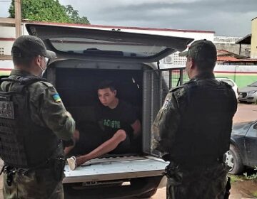 Jovem é preso após assaltar casal que lhe deu carona