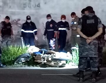 Dupla em moto roubada resiste à abordagem e morre ao trocar tiros com o Bope