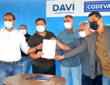 Davi e Waldez anunciam reforma da antiga Rodovia JK e entregam caminhões de limpeza