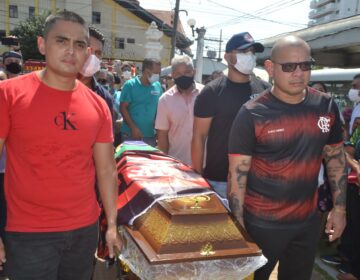“Acabou nossa alegria. Levaram um pedaço de mim”, chora mãe em enterro de PM assassinado