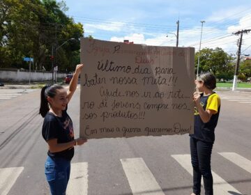 Jovens se reúnem em semáforos para arrecadar dinheiro para retiro