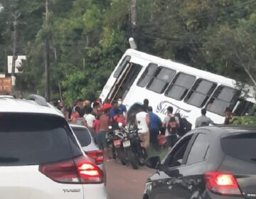 Passageira fica ferida após ônibus perder controle em lombada