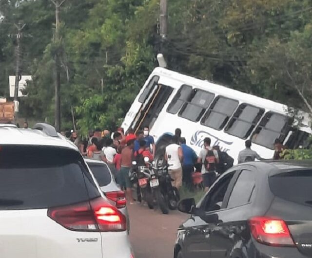 Passageira fica ferida após ônibus perder controle em lombada