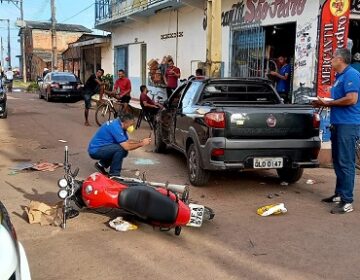 Colisão entre carro e moto deixa três feridos