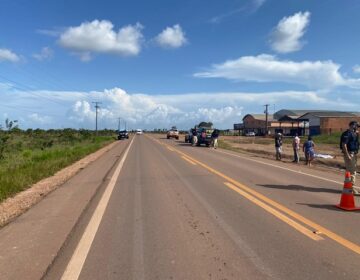 Motorista de trator desce do veículo e é atropelado em rodovia