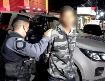 Após roubo e tiros contra a PM, adolescente faz refém em comércio