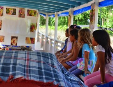 Grupos teatrais arrecadam água e material didático para crianças do Bailique