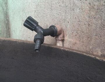 Sem fornecimento há 24h, moradores relatam uso de água do ar-condicionado e da chuva