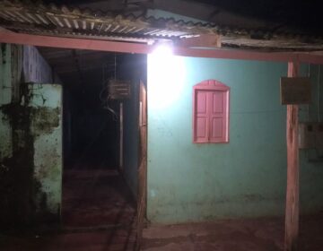 Mulher corre com bebê no colo momentos antes de suspeito trocar tiros com a PM