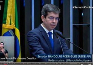 Randolfe aceita convite de Lula e anuncia Lucas Abrahão ao governo do Amapá