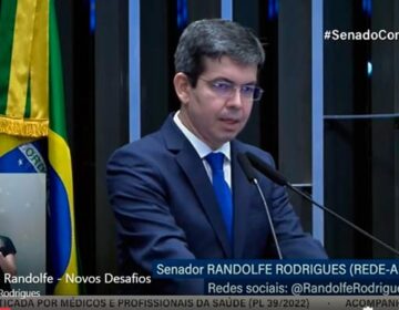 Randolfe aceita convite de Lula e anuncia Lucas Abrahão ao governo do Amapá
