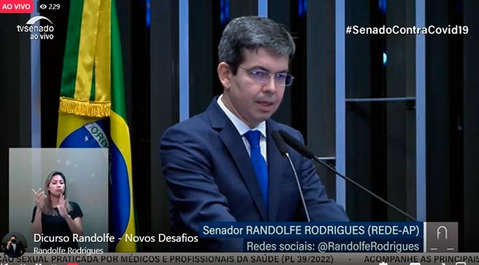 Randolfe aceita convite de Lula e anuncia Lucas Abrahão ao governo do Amapá