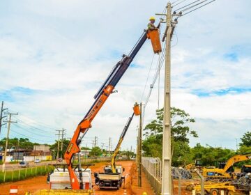 Postes são remanejados para início da obra do viaduto