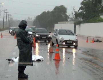 Motociclista derrapa na pista e morre atropelado por caminhão