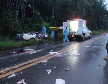 Colisão entre picape e caminhão deixa mortos e feridos na BR-156